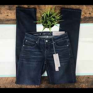 JENNIFER LOPEZ: Straight Leg Jeans